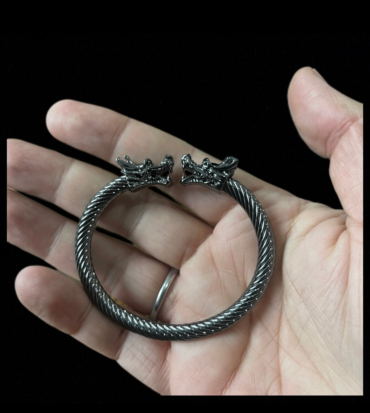 Majestic Dragon's Cuff